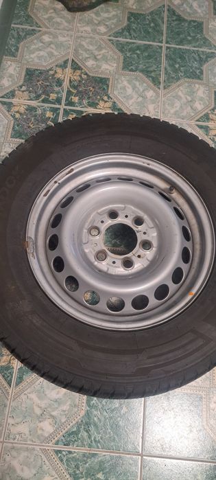 Продам шини на  Спрінтер 906 із дисками 235 65 16с Hankook зимові