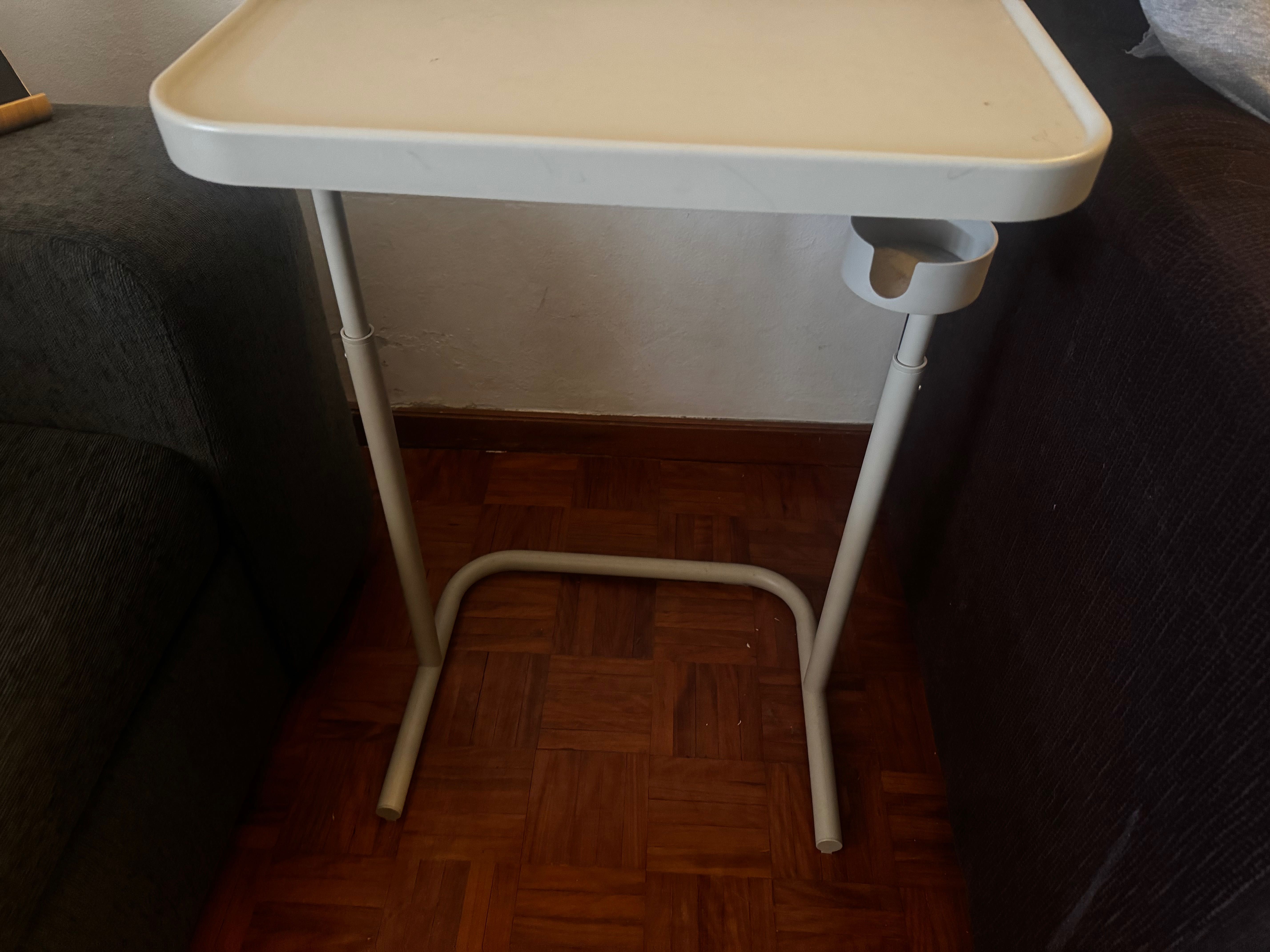 Cadeira e mesa brancas