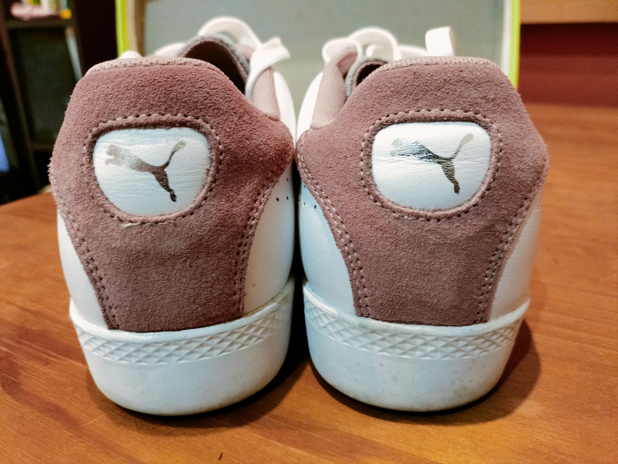 Ténis Puma rosa e brancos
