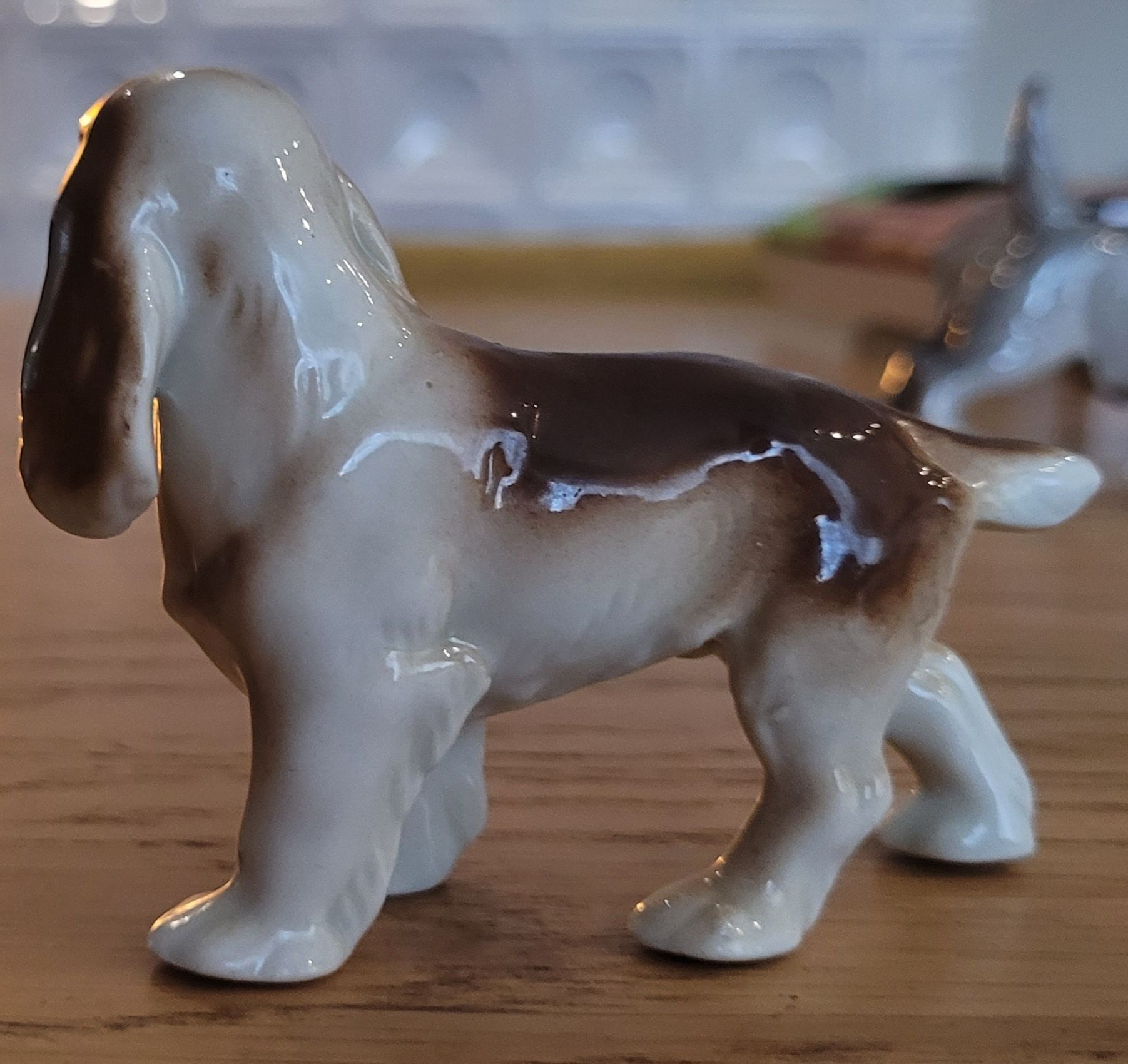 Porcelanowa figurka psa – sygnowana, piękne wykonanie, kolekcjonerska