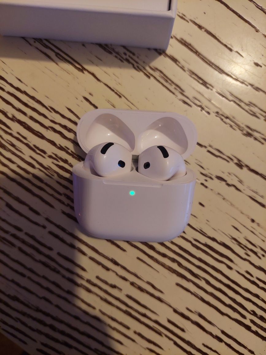 AirPods 4ª geração.