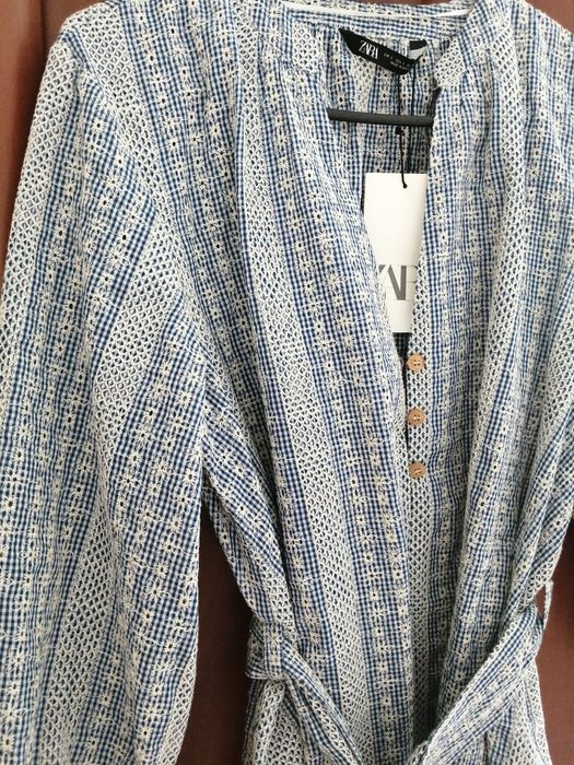 Sukienka Zara z ażurowym zdobieniem L