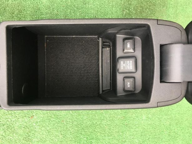Honda Civic VIII Ufo 06-12 USB Podłokietnik z Kablem