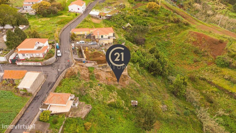 Terreno com 600m2 à Venda em Santa Cruz com Vista Mar e Montanha