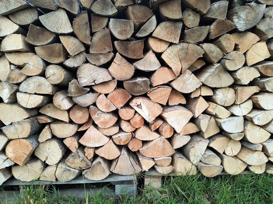 Drewno opałowe do kominka, do pieca, pocięte i połupane, transport