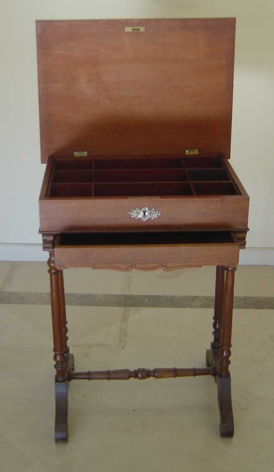 Móvel costureiro da época vitoriana, Brasil - Séc XIX