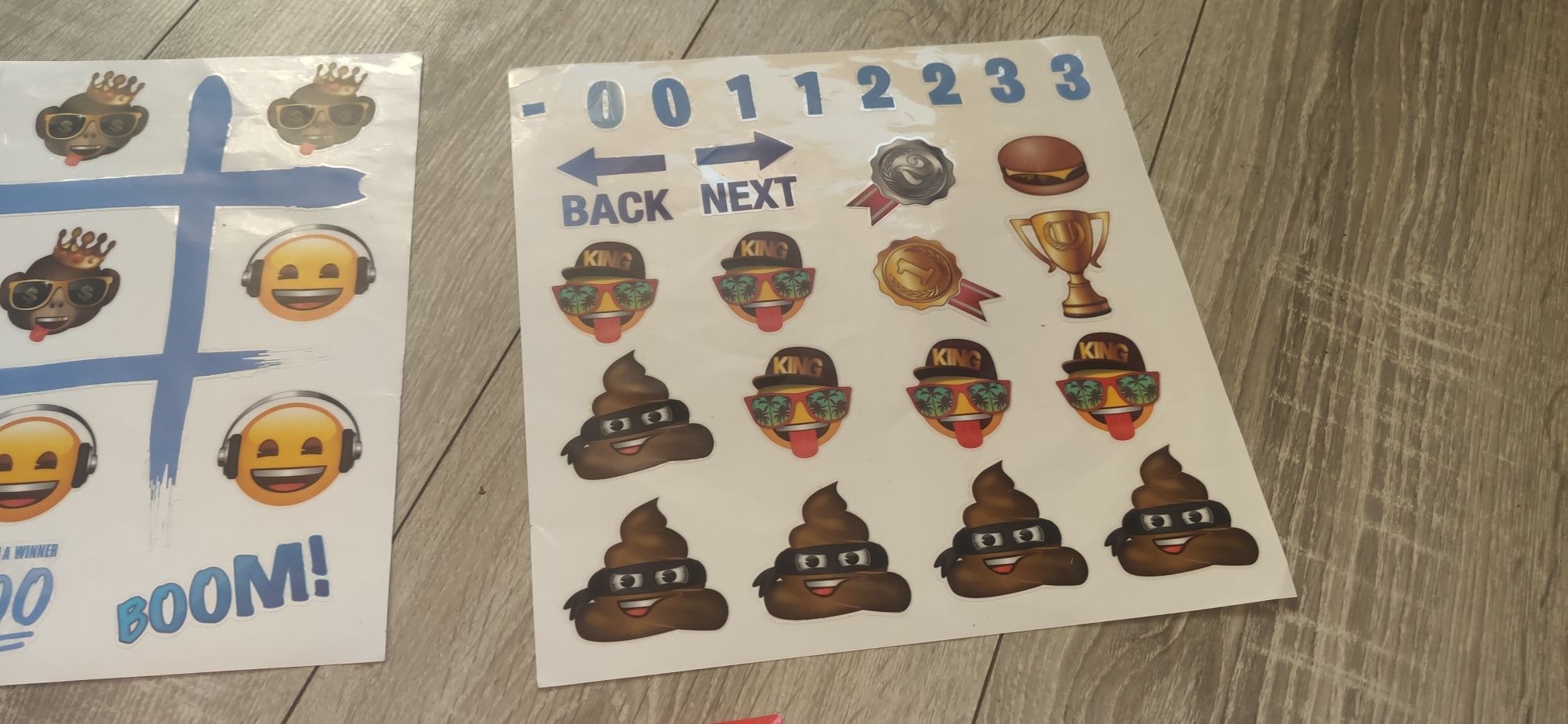 Gra kółko i krzyżyk naklejana Emoji stickers