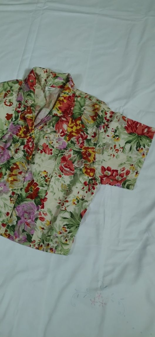 Blusa em viscose manga curta.