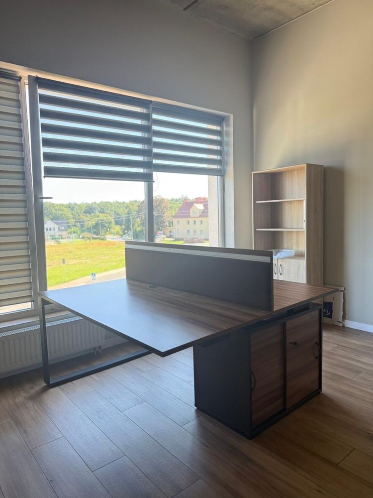 Biurko dwustanowiskowe z przegrodą – nowoczesne, solidne
