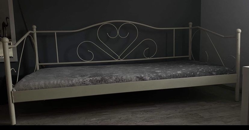 Metalowe łóżko 90x200 jednoosobowe łóżko z materacem