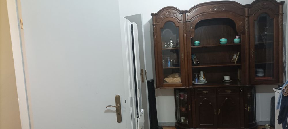 Vende-se cristaleira em madeira antiga em perfeito estado