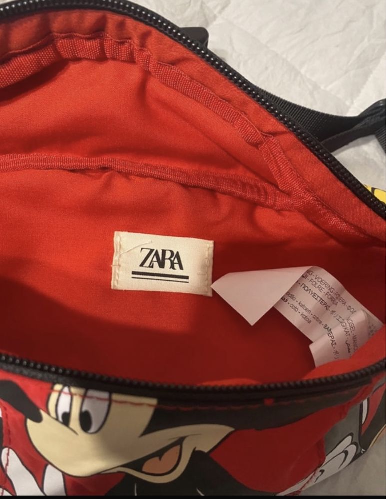 Bolsa de cintura Mickey marca Zara