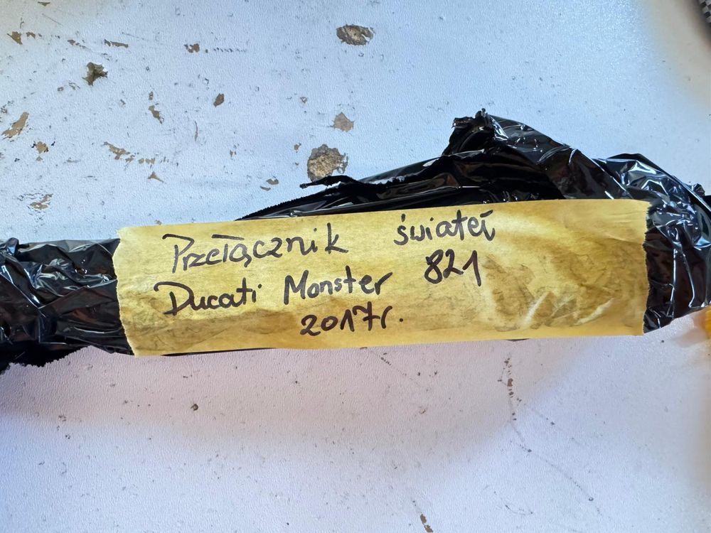 Ducati Monster 821 Lewy Przełącznik Kierunkowskazów Świateł 15 - 17