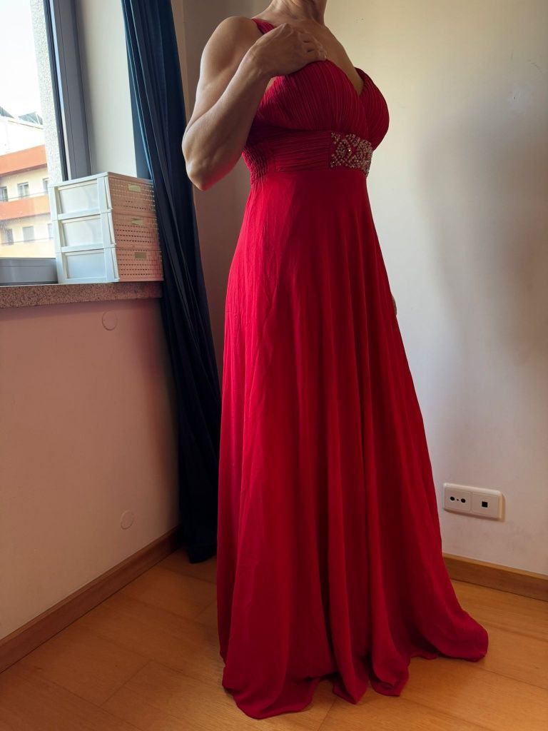 Vestido de festa vermelho , detalhes em pedraria