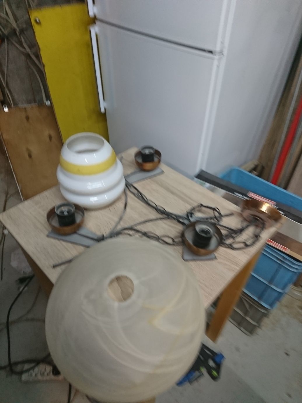 Lampa PRL lata 70 klosze szklane