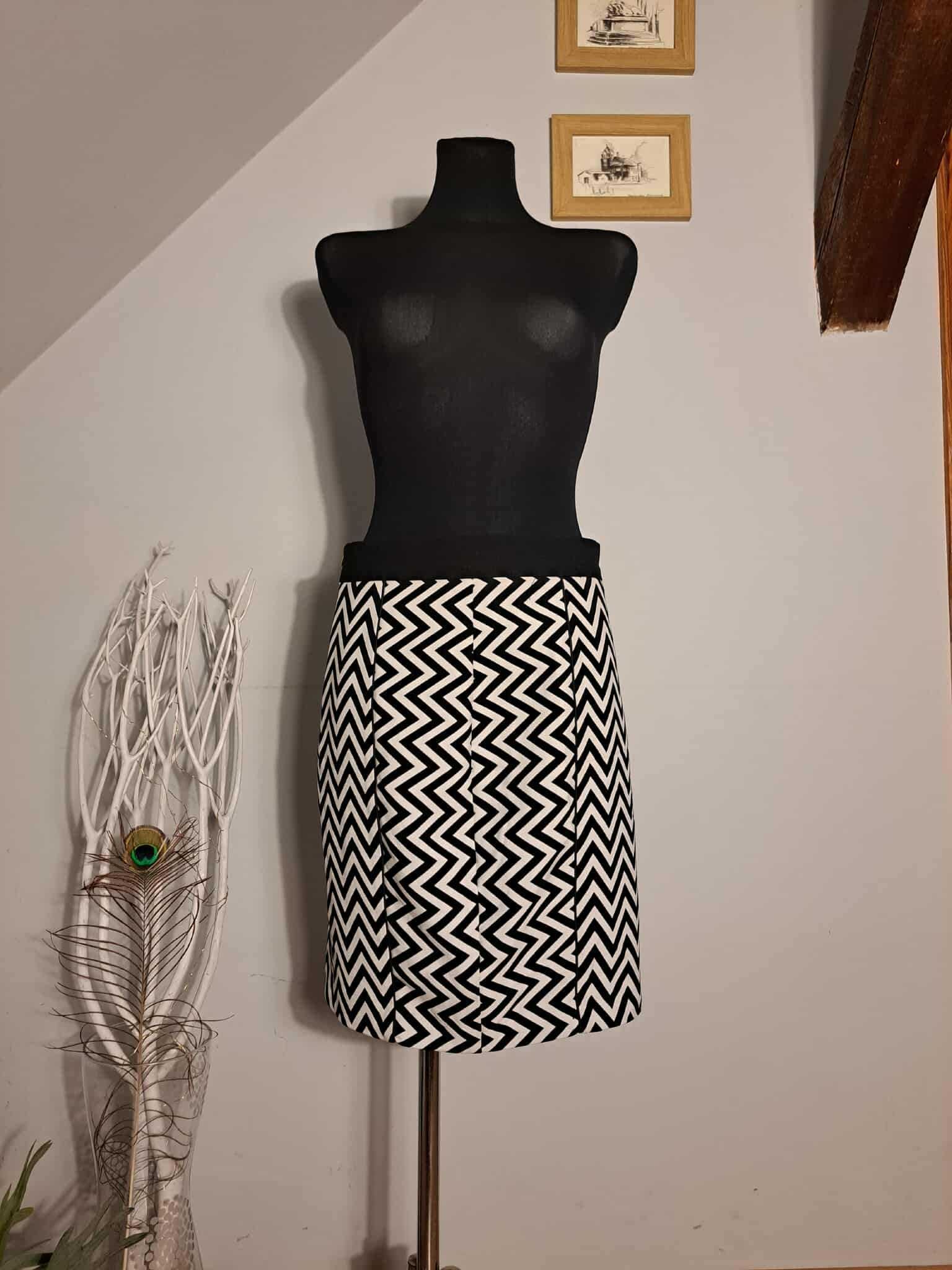 Sukienka H&M, Rozmiar 40, Czarno-biała, Wzór Zygzak, Elegancka,