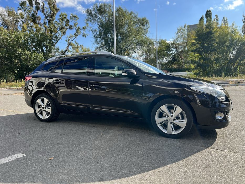В идеале Megane3 1.5d 2013г 110л.с бесключевой, климат, круиз.