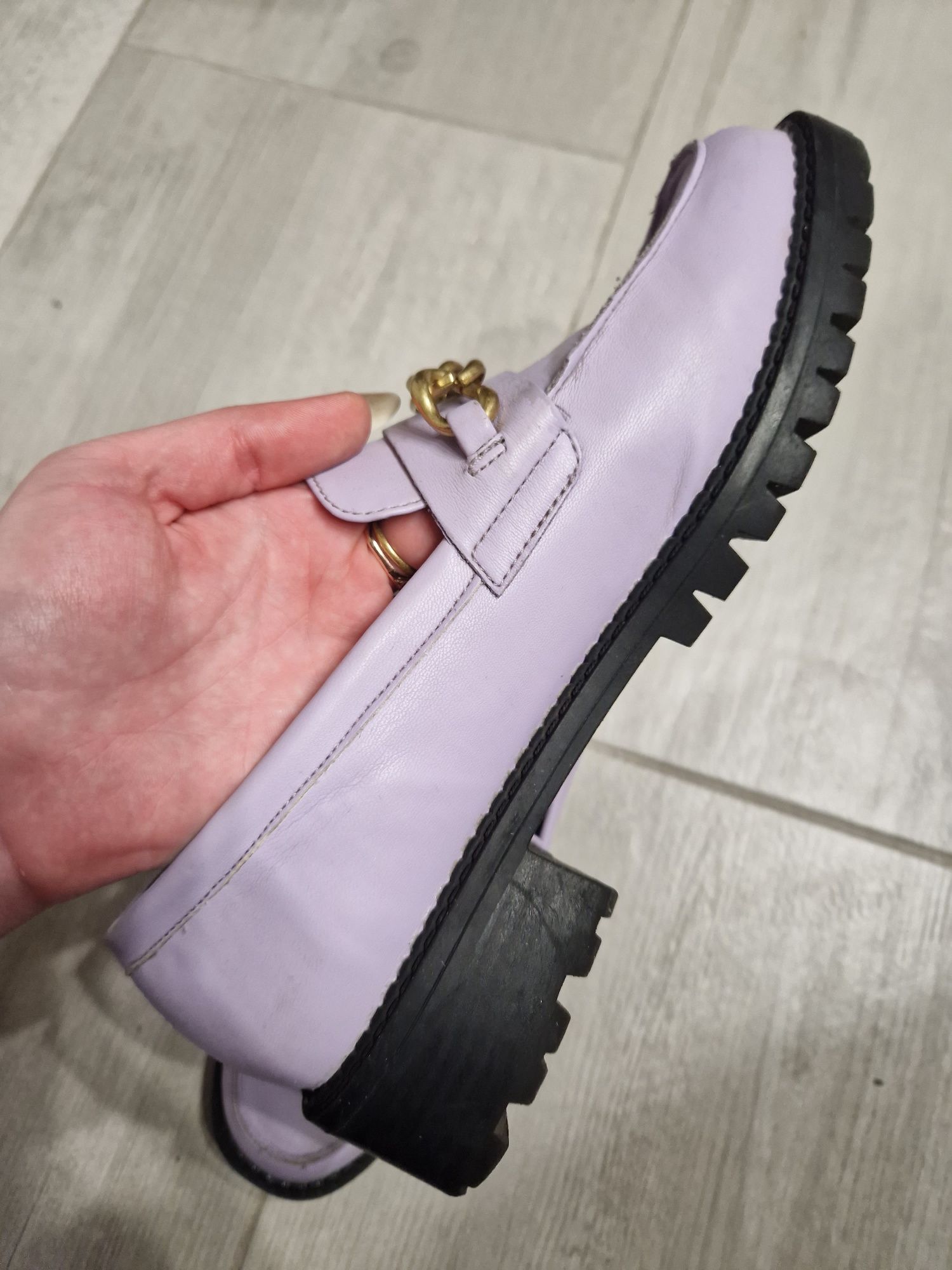 Loafersy asos mokasyny liliowe z łańcuchem