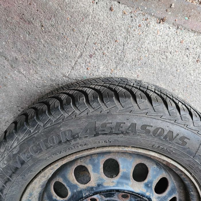 Koła wielosezonowe Yaris Corolla 4x100 165/70R14 81T GoodYear VECTOR4