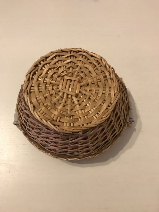 Cesto verga com pegas em ceramica e interior forrado a tecido - novo