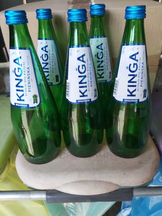 Szklane butelki z nakrętkami po artykułach spożywczych