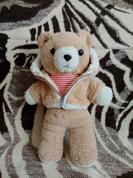 Pluszowy Miś Uszatek 30 cm w zimowej kurtce maskotka