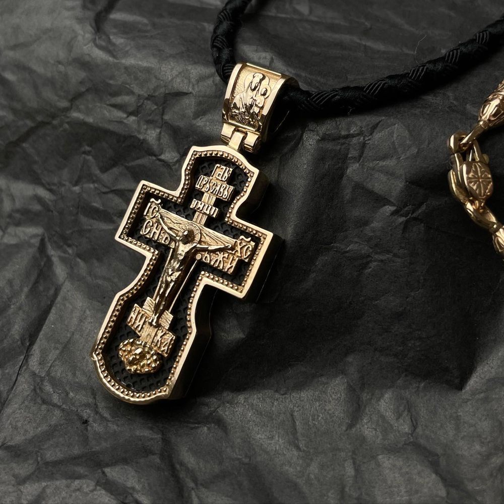 Золотий хрест з ебенового дерева