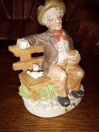 Figurka z porcelany dzikadek na ławce