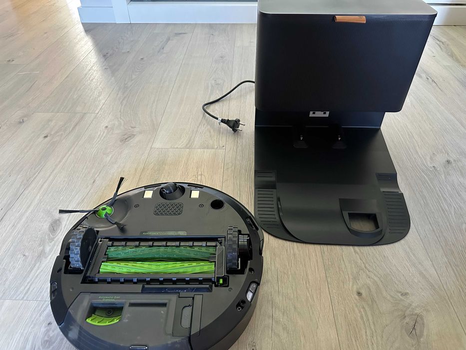 iRobot Roomba® j7+ com esvaziamento automático e ligação Wi-Fi