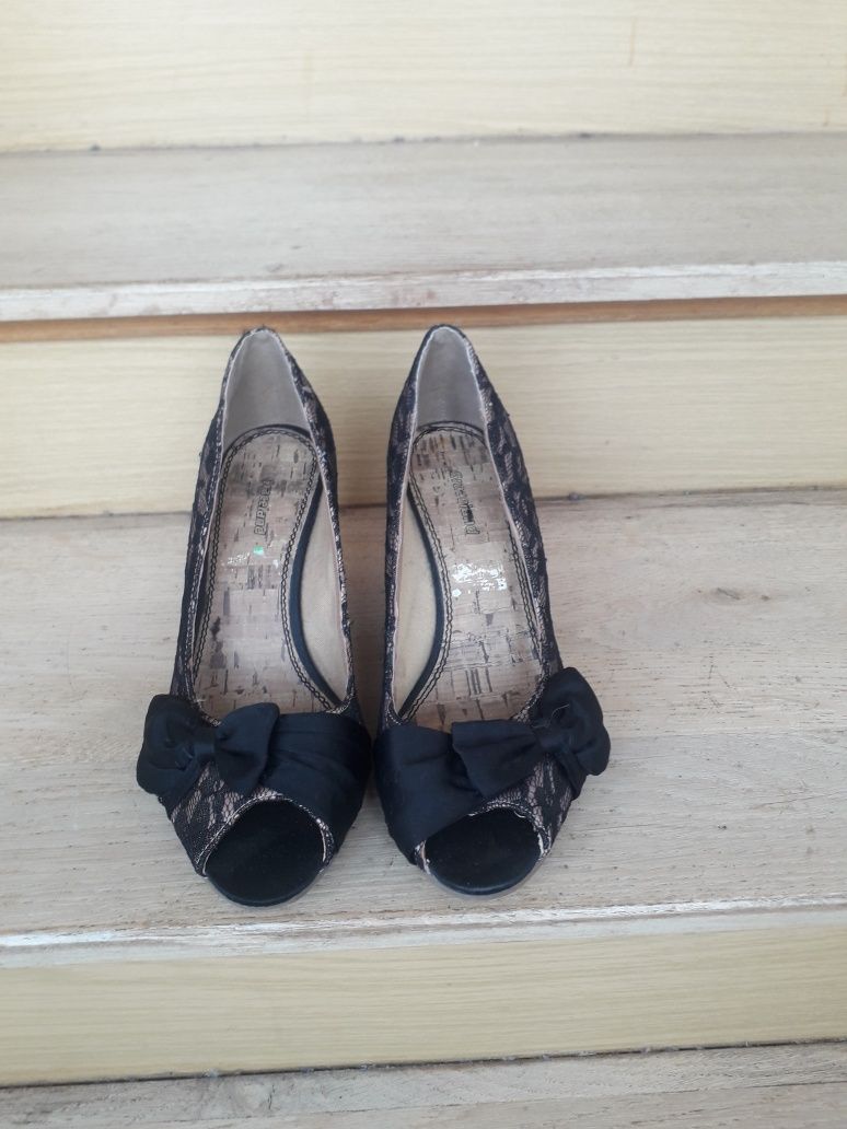 Buty na koturnie