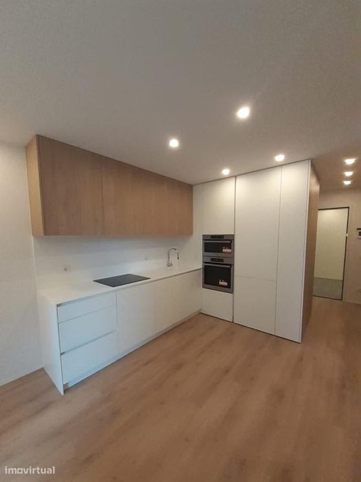 T1 Novo acabamentos Luxo - Garagem para 2 Carros e Arrumos