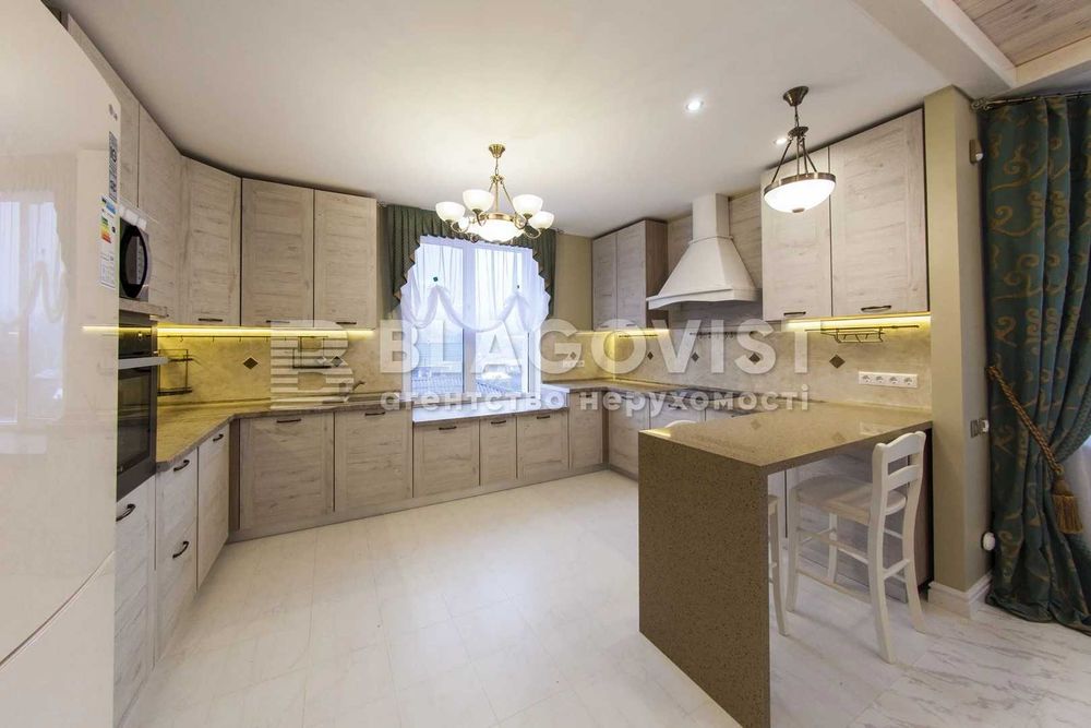 Чудовий будинок поряд Голосеевского парку, м. Голосіївська