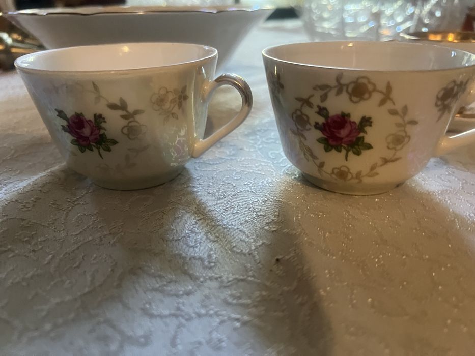 Продам  сервиз кофейный ,чаные пары и другую посуду.