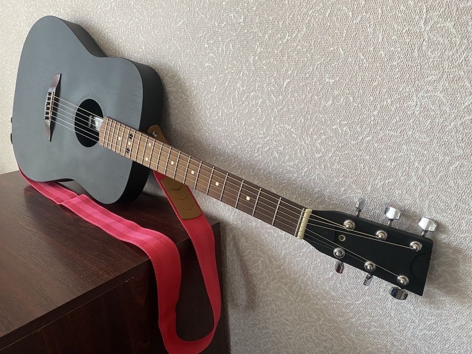 Акустична гітара з тонким корпусом