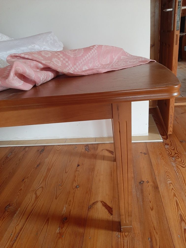 Stół i 6 krzeseł.