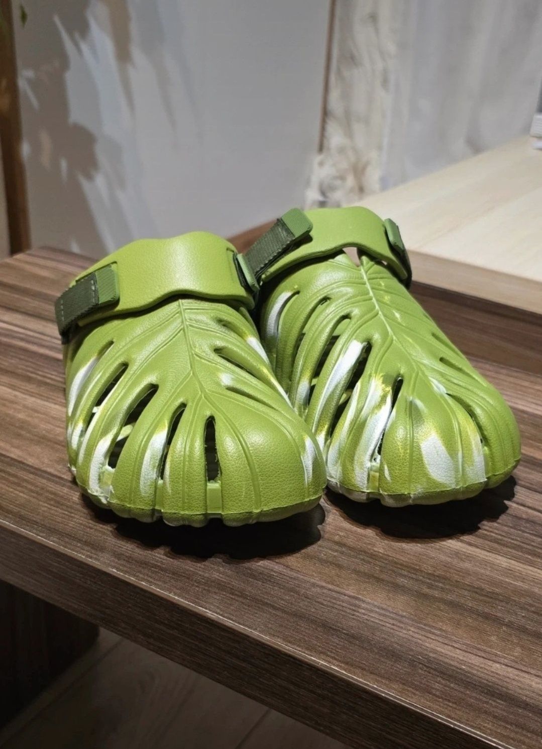 NOWE Klapki Monstera Deliciosa Variegata Męskie r. 43 Crocs Kapcie