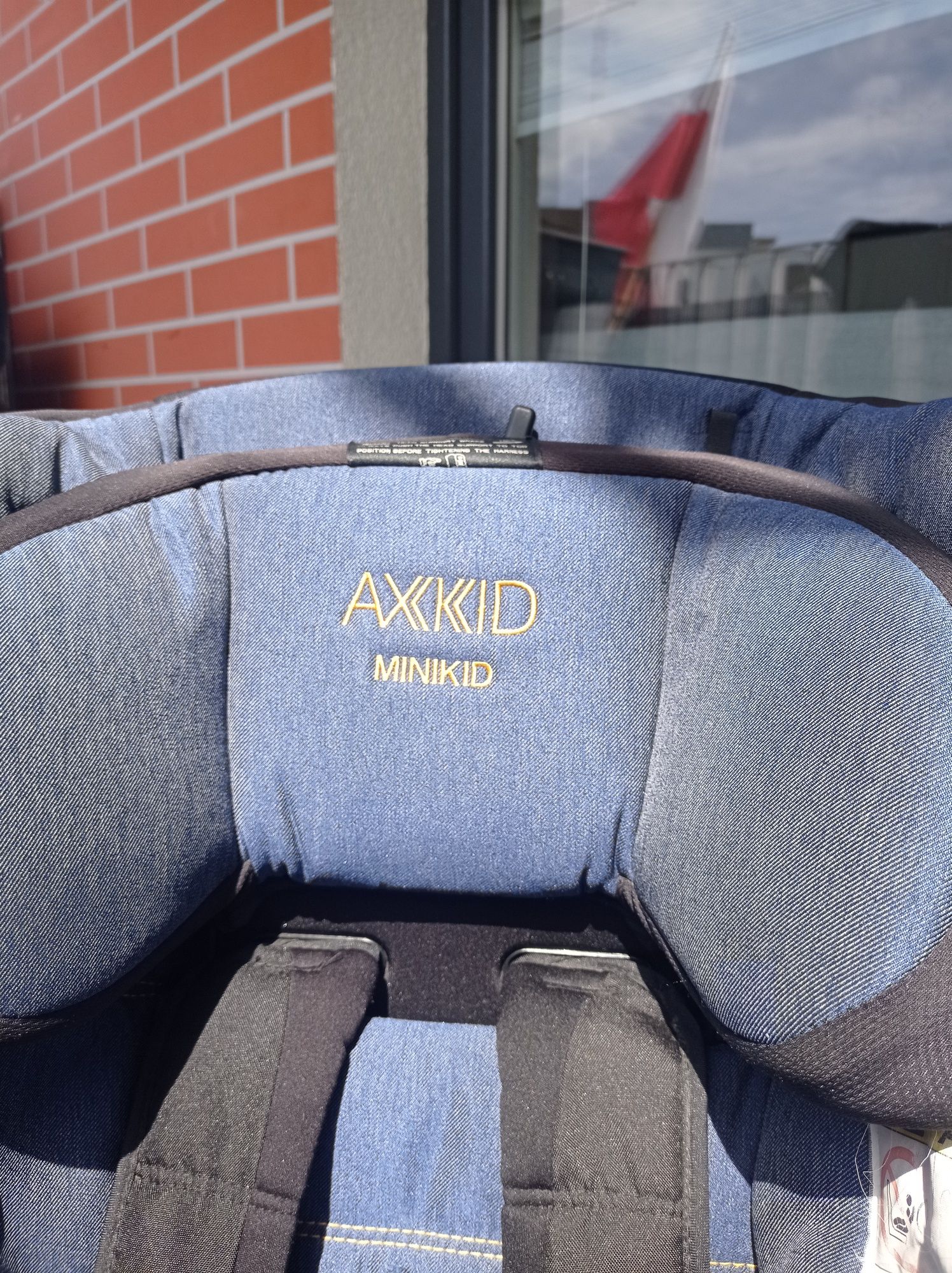 Axkid minikid fotelik dziecięcy RWF samochodowy tyłem jeans denim