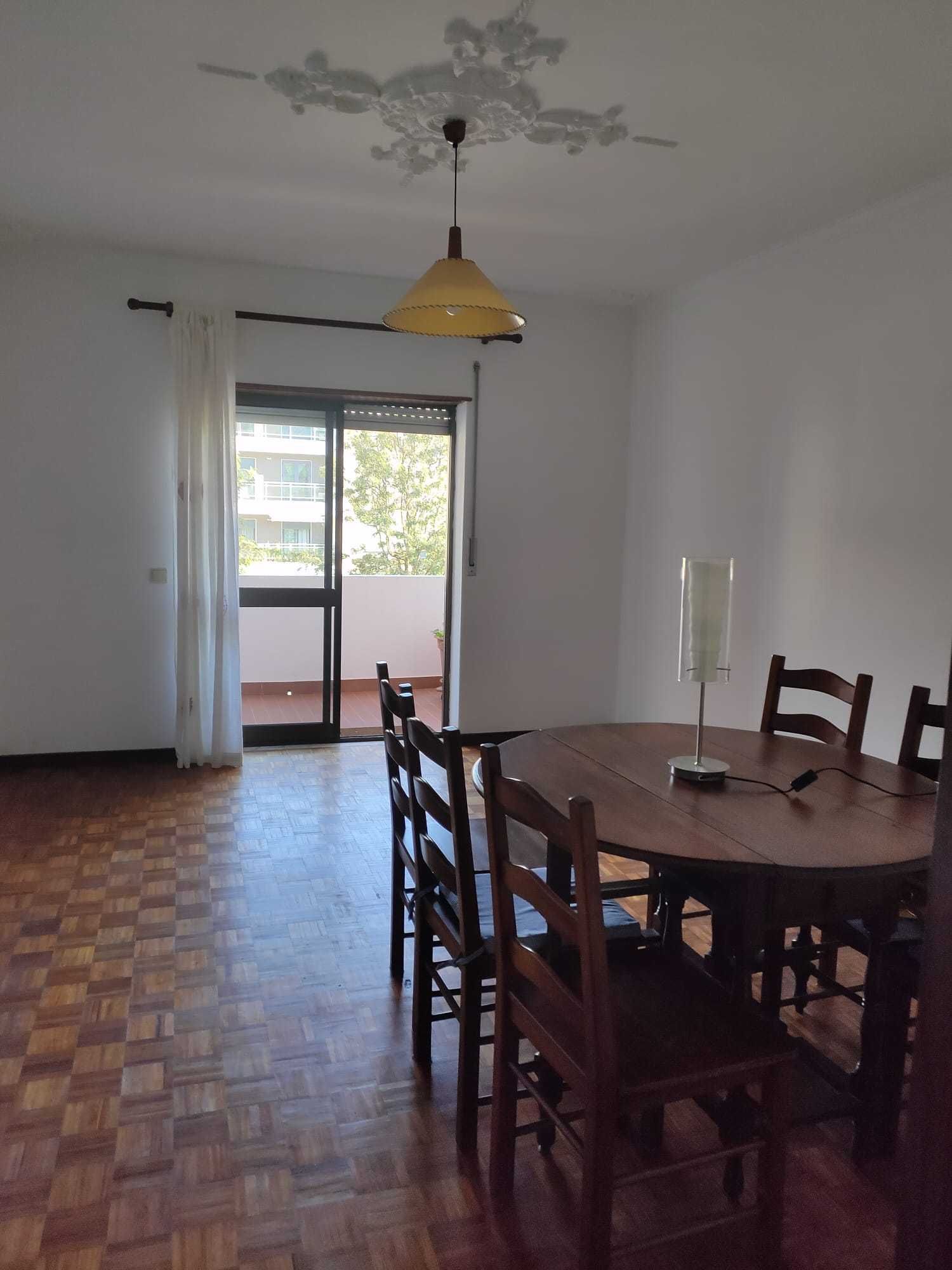 Cadeiras em madeira (conjunto de 6)