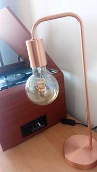 Candeeiro vintage cobre com lâmpada néon quente.