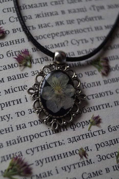 Кулон з епоксидної смоли з сухоцвітами