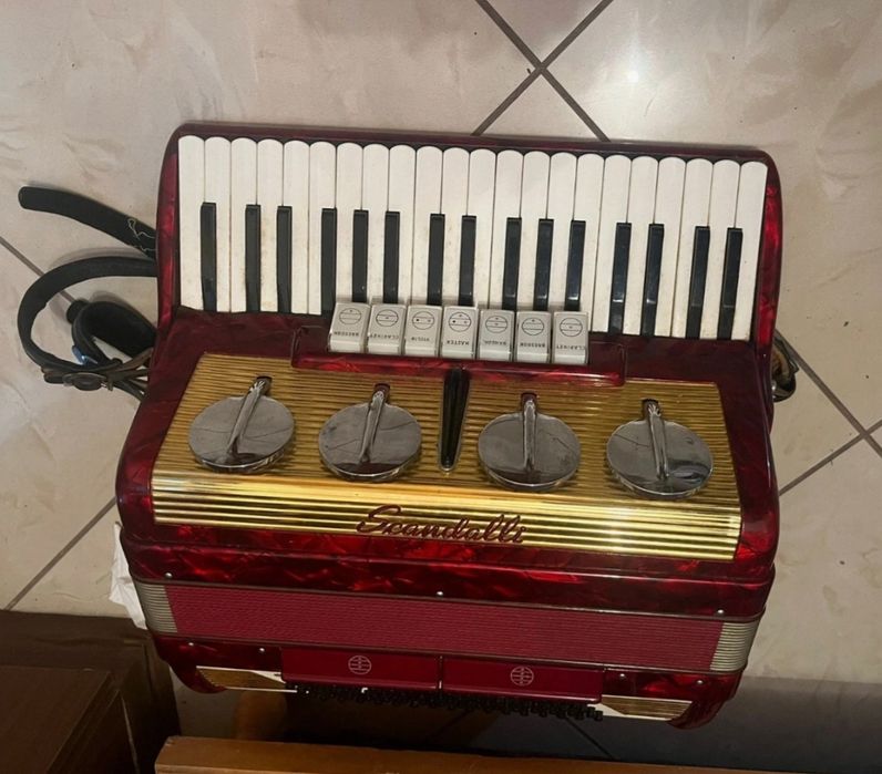 3 voz Acordeão Scandalli Brevetto 120 baixos Italia Teclas Piano

Vend