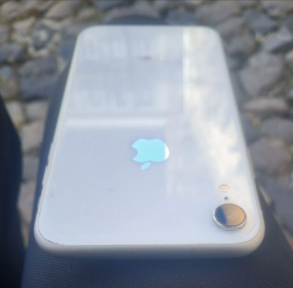 iPhone XR  ( a pedir senha )