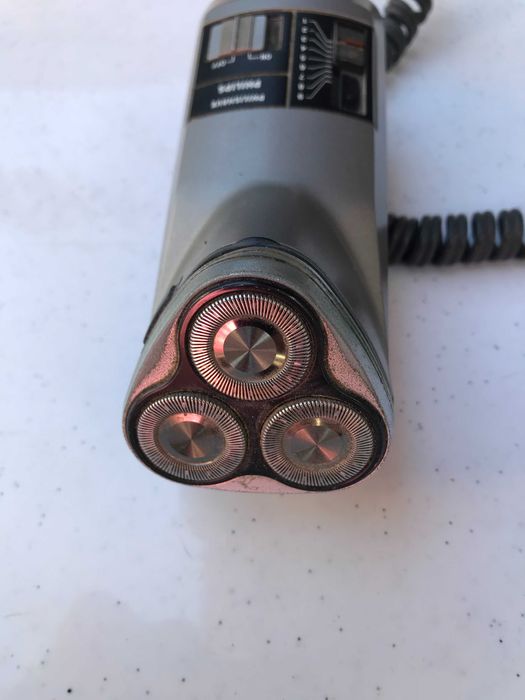 Электробритва Филипс на три ножа