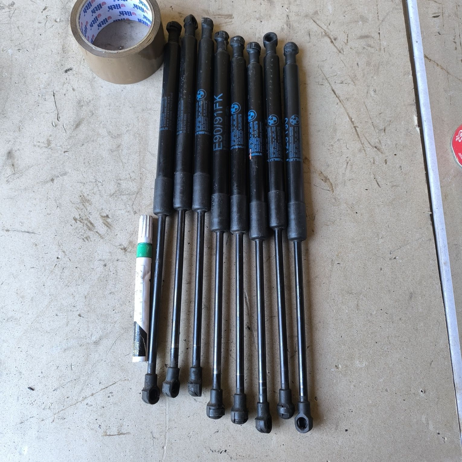 Siłownik maski BMW E90 E91 E92 e93