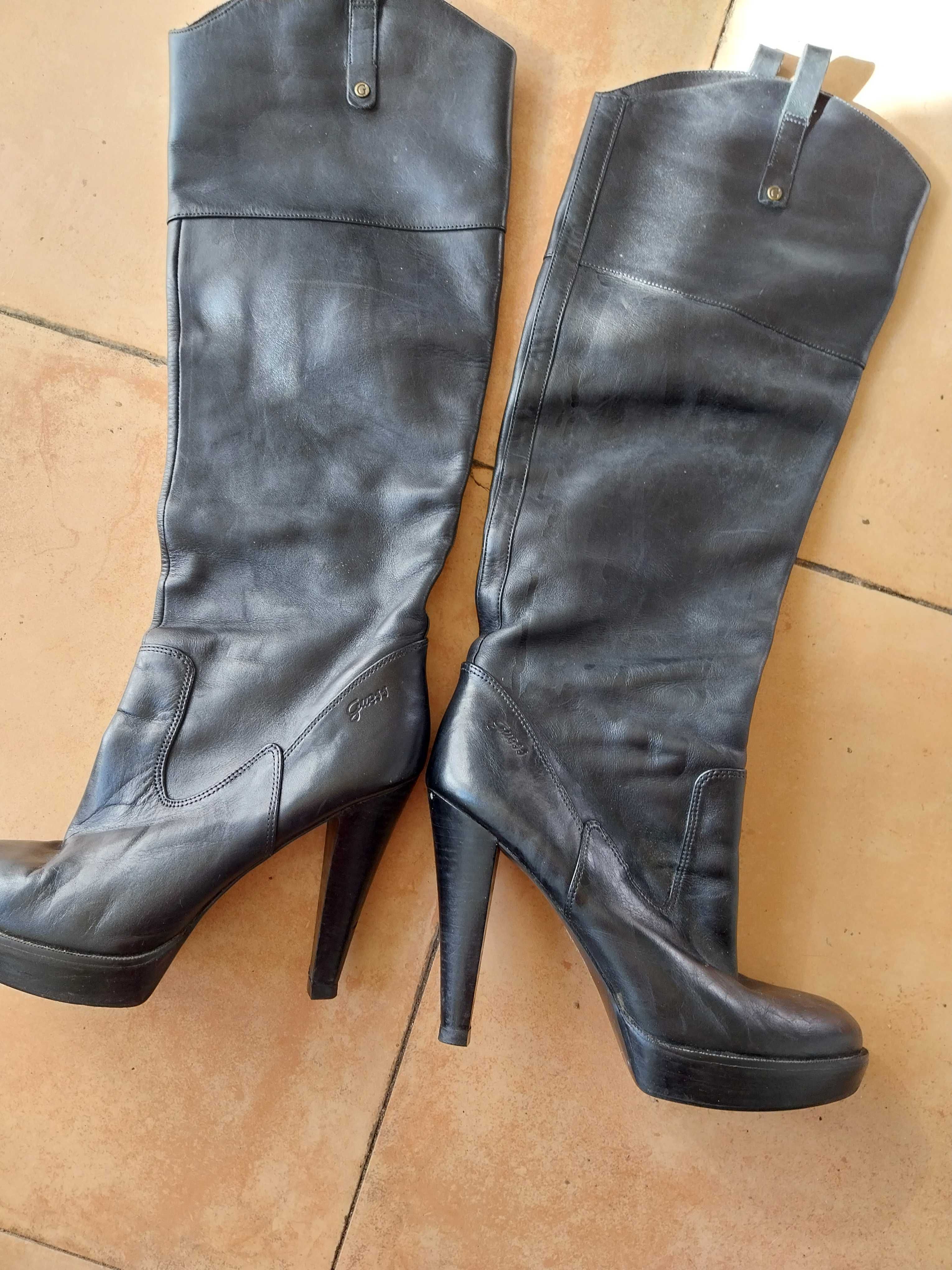 Botas pretas da Gess tamanho verdadeiro