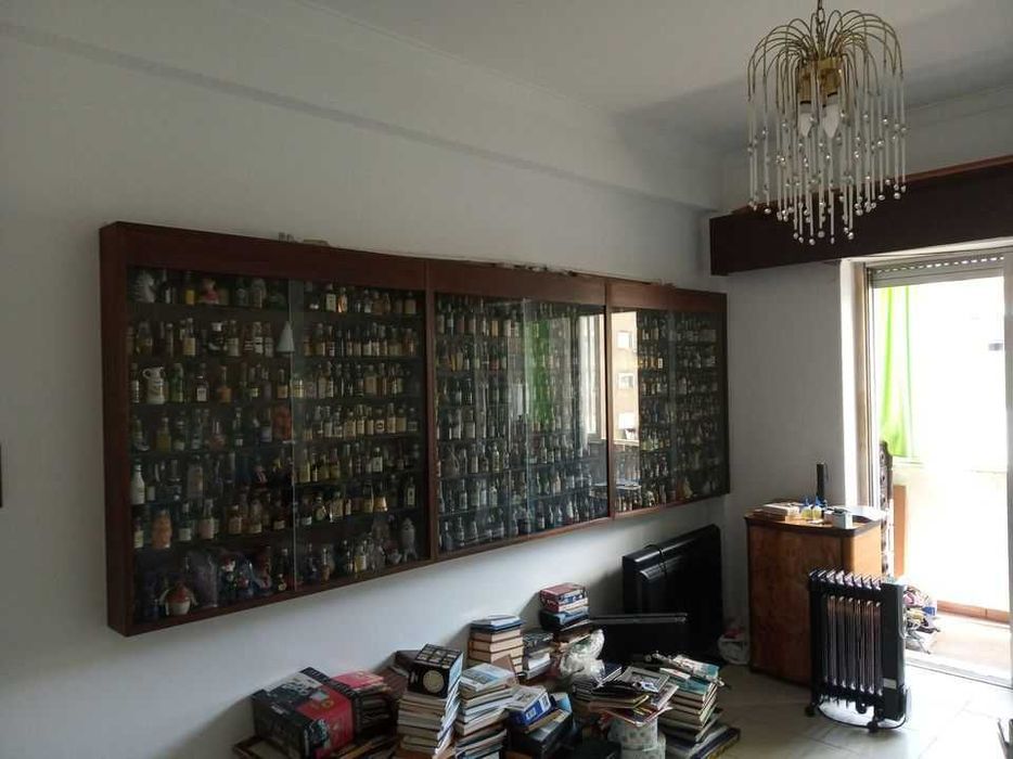 Bar de sala Vintage com bancos + Montra de Garrafas