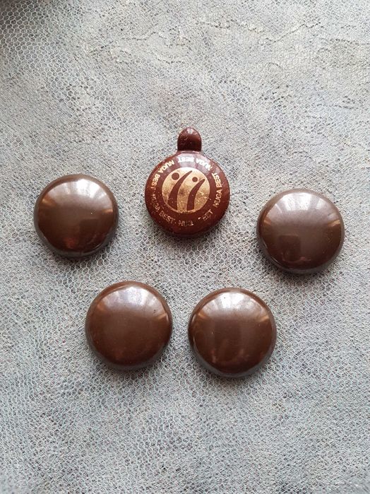 Кулон нуга бест оригінал з золотистою емблемою