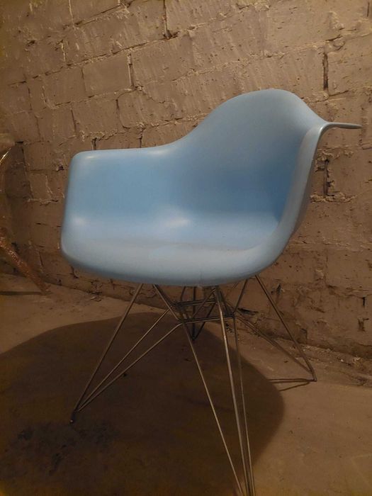 Krzesło gięte w niebieskim kolorze