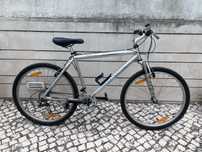 Bicicleta BTT roda 26 com sistema Shimano Deore LX