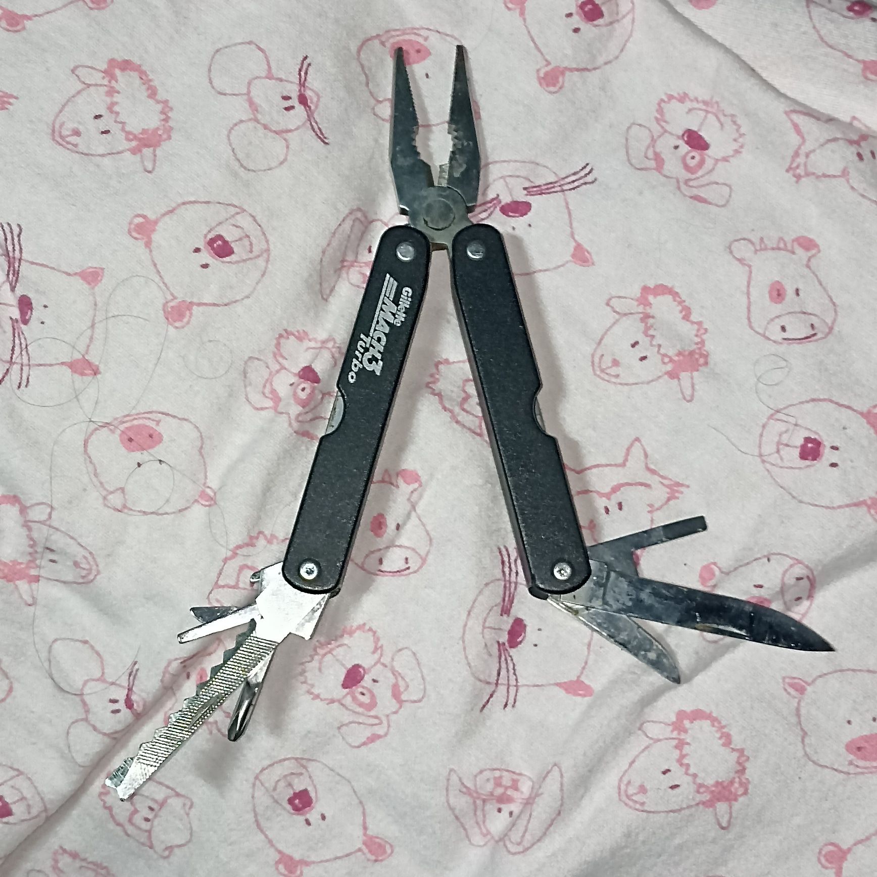 Alicate com vários acessórios da Gillette Mach3 Turbo